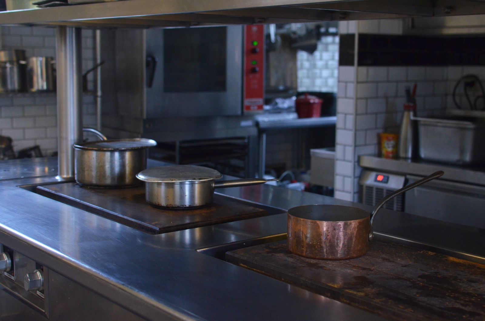 Bếp công nghiệp với mặt bàn và giá inox