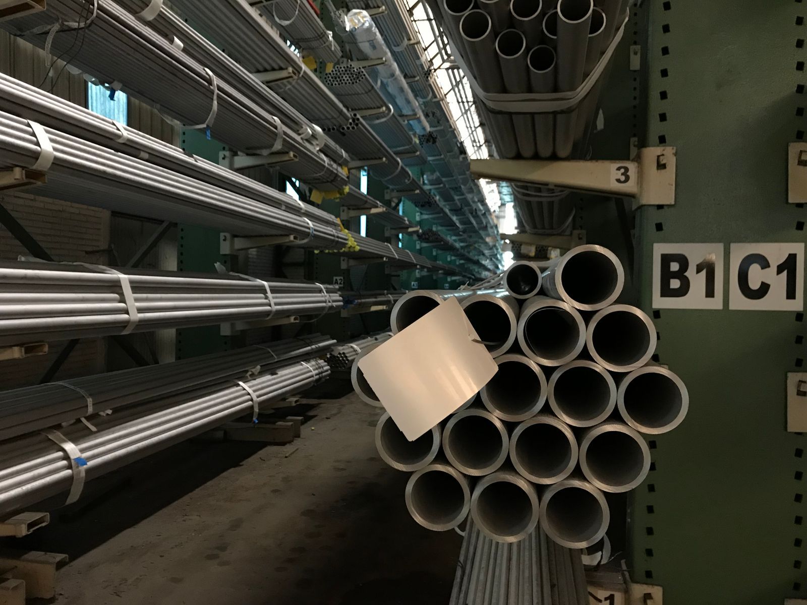 Ống inox xếp thành bó trong kho vật tư